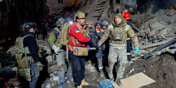 Наслідки удару росіян по будинку у Кривому Розі – одна людина загинула, 11 поранені (ФОТО)