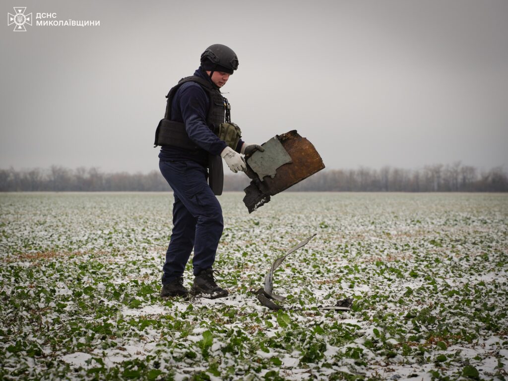 На Миколаївщині під час розмінування піротехніки прибрали з українських полів залишки від РСЗВ та крилатої ракети (ФОТО) 6