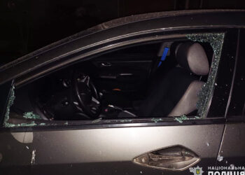 В один з дворів у Коблево вночі хтось кинув гранату – внаслідок вибуху пошкоджена автівка, люди не постраждали (ФОТО)