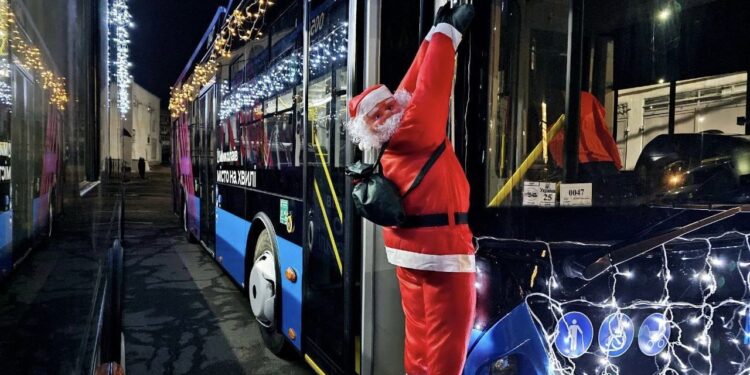 У Миколаєві вже з 6 грудня вийдуть на маршрути «різдвяні» трамваї та тролейбуси (ФОТО)