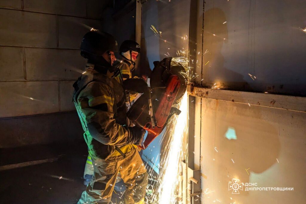 Внаслідок ракетного удару по Кривому Рогу загинув чоловік, вже відомо про 13 постраждалих, серед яких дитина (ФОТО) 6