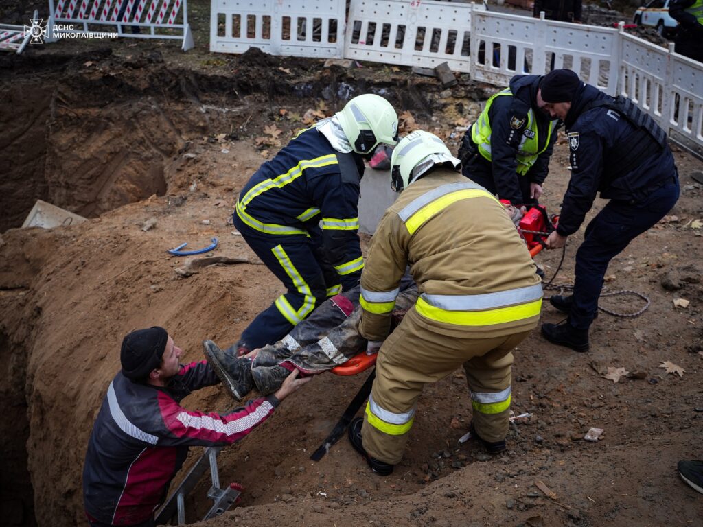 У Миколаєві в ямі засипало робітника аварійної бригади водоканалу (ФОТО, ВІДЕО) 6