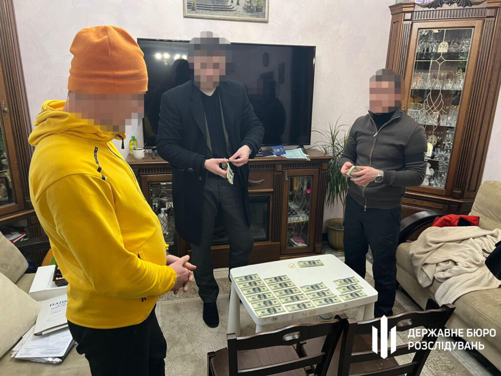 Депутат Львівської облради намагався змити в унітаз $25 тис., коли його взяли на хабарі (ФОТО, ВІДЕО) 16