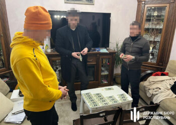 Депутат Львівської облради намагався змити в унітаз $25 тис., коли його взяли на хабарі (ФОТО, ВІДЕО)