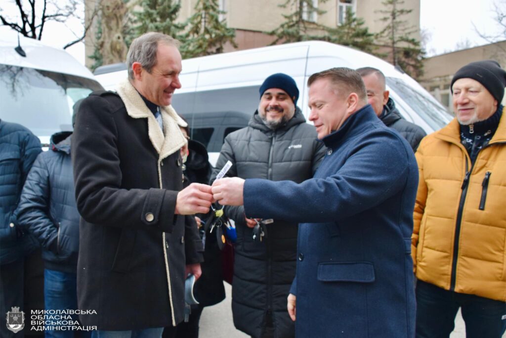 Заклади освіти та театри Миколаївщини отримали мікроавтобуси від Нижньої Саксонії (ФОТО) 8