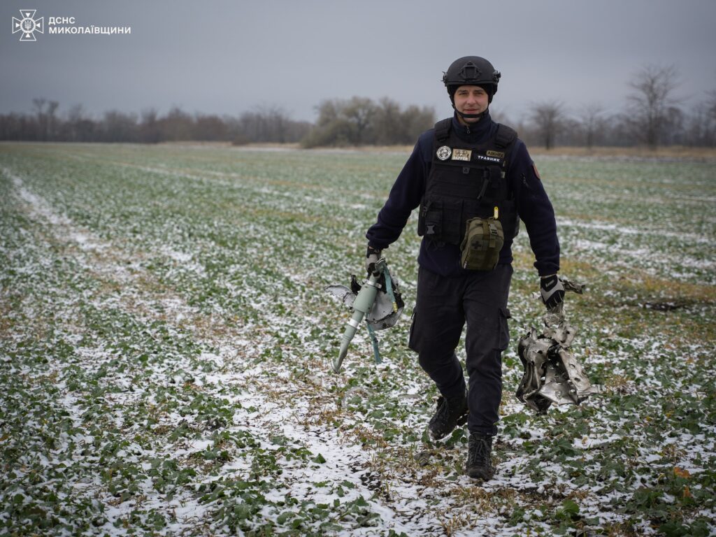 На Миколаївщині під час розмінування піротехніки прибрали з українських полів залишки від РСЗВ та крилатої ракети (ФОТО) 8