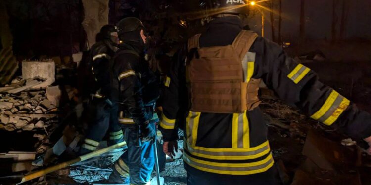 Внаслідок ракетного удару по Кривому Рогу загинув чоловік, вже відомо про 13 постраждалих, серед яких дитина (ФОТО)
