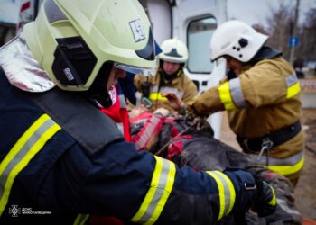 У Миколаєві в ямі засипало робітника аварійної бригади водоканалу (ФОТО, ВІДЕО)