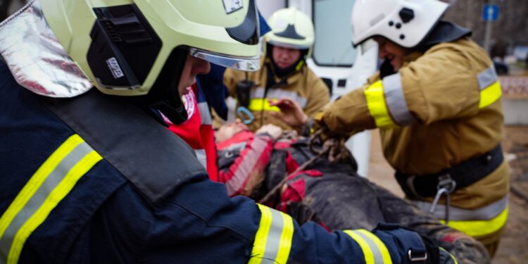 У Миколаєві в ямі засипало робітника аварійної бригади водоканалу (ФОТО, ВІДЕО)