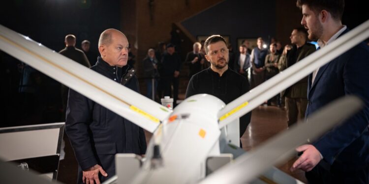 Шольцу в Україні показали виробництво розумних дронів (ФОТО)