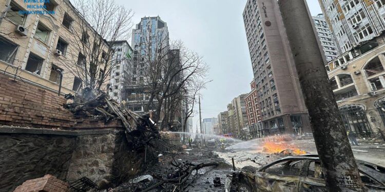 Внаслідок ранкових ворожих обстрілів в Херсоні загинуло двоє людей, у Києві – одна (ФОТО)