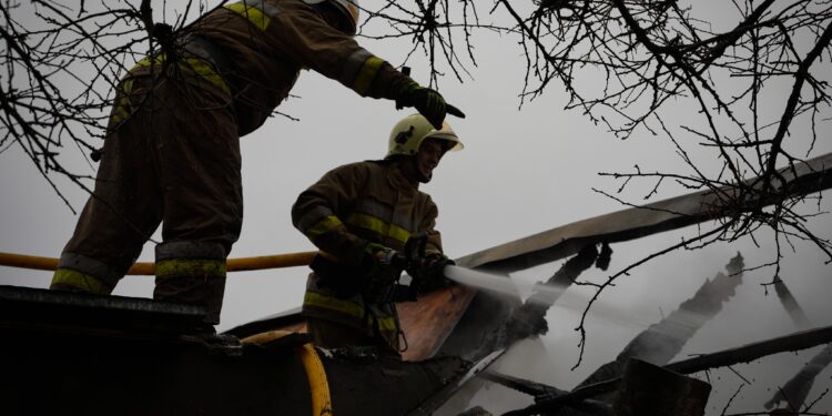 У Миколаєві сусід врятував з пожежі чотирьох дітей (ВIДЕО)