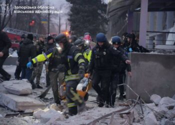Ворог завдав удару по Запоріжжю – зруйнована клініка, є загиблі та поранені, під завалами люди (ФОТО, ВІДЕО)