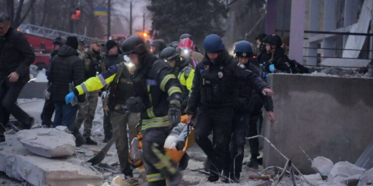 Ворог завдав удару по Запоріжжю – зруйнована клініка, є загиблі та поранені, під завалами люди (ФОТО, ВІДЕО)