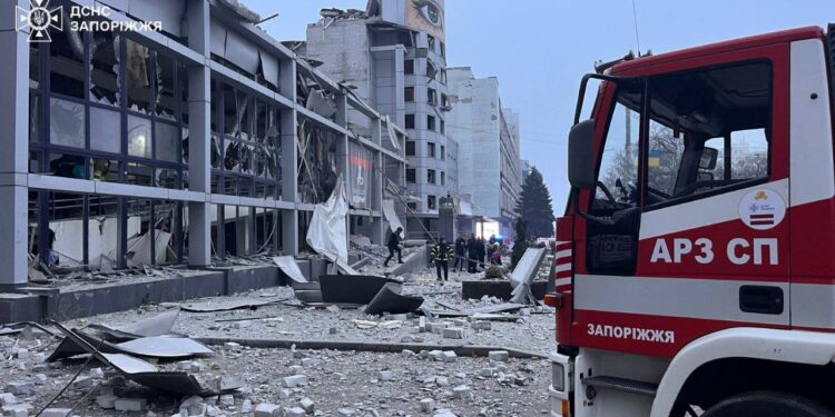 Наслідки російського удару по Запоріжжю: кількість загиблих зросла до 3, кількість постраждалих – до 16 (ФОТО)
