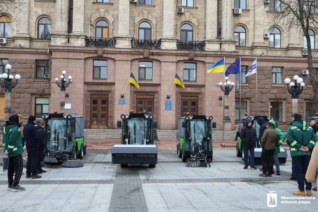 Миколаїв отримав данські підмітально-прибиральні машини (ФОТО) 10