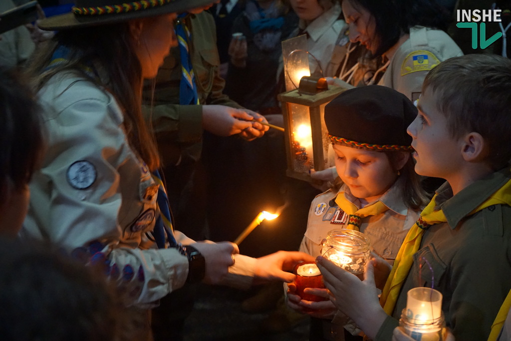 Світлом подолаємо темряву – у Миколаєві пластуни передавали Вифлеємський вогонь миру (ФОТО, ВІДЕО) 10