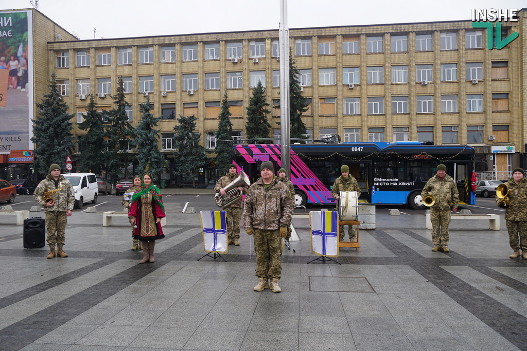 Різдвяний тролейбусний спецрейс - у Миколаєві студенти з військовим оркестром дають міні-концерти на зупинках (ФОТО, ВІДЕО) 10