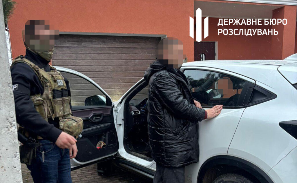 Депутат Львівської облради намагався змити в унітаз $25 тис., коли його взяли на хабарі (ФОТО, ВІДЕО) 10