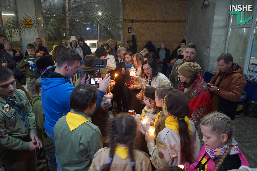 Світлом подолаємо темряву – у Миколаєві пластуни передавали Вифлеємський вогонь миру (ФОТО, ВІДЕО) 12