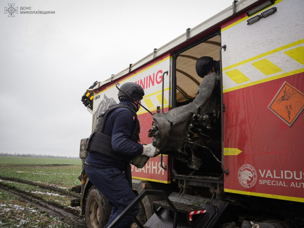 На Миколаївщині під час розмінування піротехніки прибрали з українських полів залишки від РСЗВ та крилатої ракети (ФОТО) 10