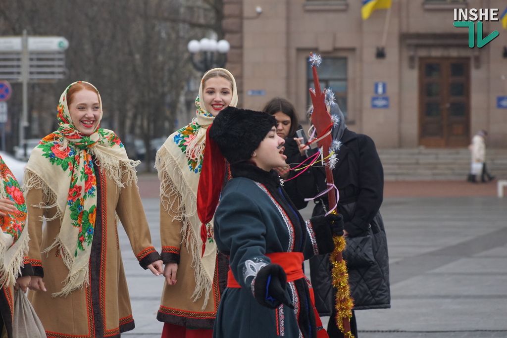 Різдвяний тролейбусний спецрейс - у Миколаєві студенти з військовим оркестром дають міні-концерти на зупинках (ФОТО, ВІДЕО) 12