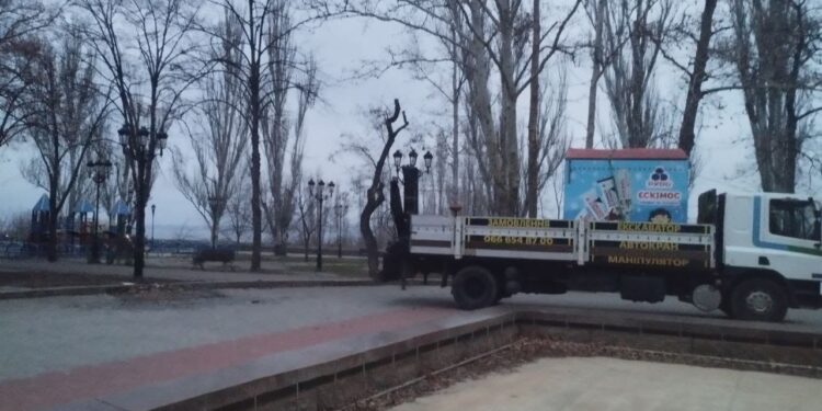 На Верхньому БАМі у Миколаєві демонтували МАФи, які псували вигляд (ФОТО)