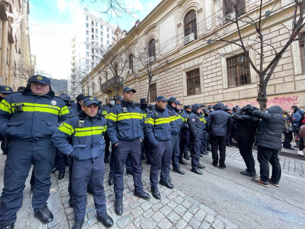 У Грузії Зурабішвілі залишила президентський палац, поліція почала зачистку протестувальників (ФОТО, ВІДЕО) 8