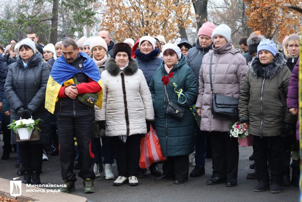 У Миколаєві в День ЗСУ вшанували воїнів, які віддали своє життя за незалежність України (ФОТО) 12