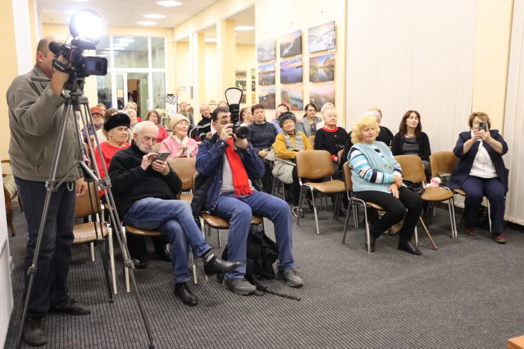 «Життя як уламки скла» - у Миколаєві презентували книгу Ганни Половенко про життя у прифронтовому місті (ФОТО) 12