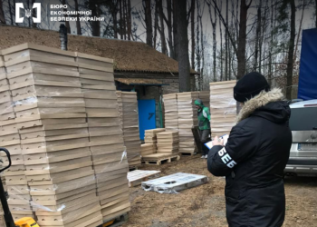 У лісі під Києвом виявили добре замасковану тютюнову фабрику. Що там знайшли (ФОТО, ВІДЕО)