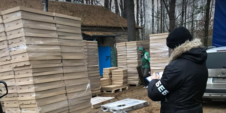 У лісі під Києвом виявили добре замасковану тютюнову фабрику. Що там знайшли (ФОТО, ВІДЕО)