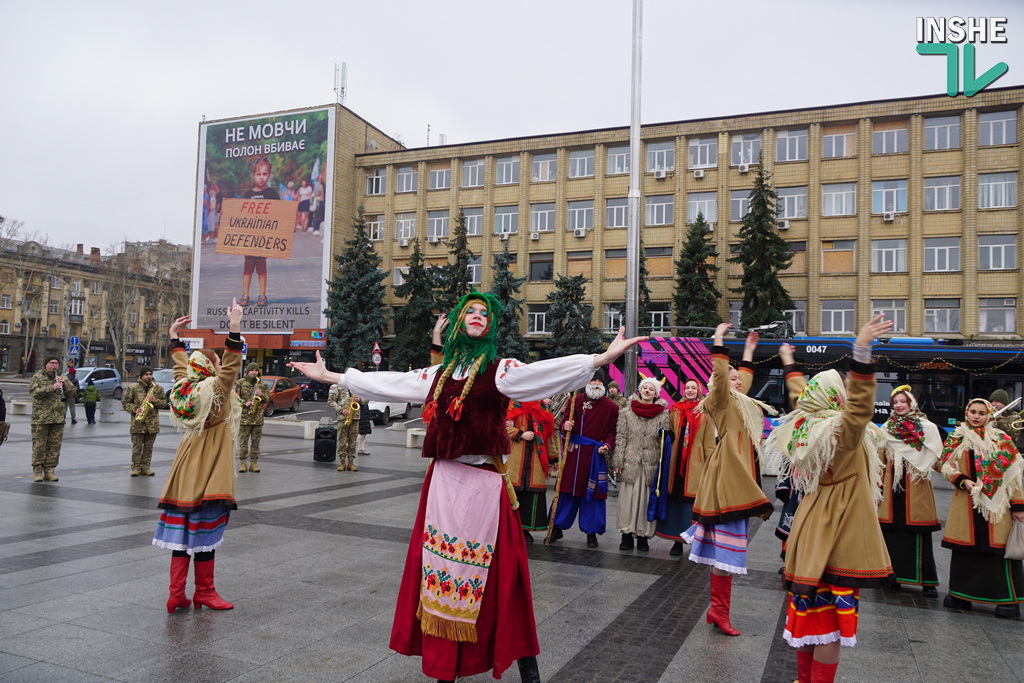 Різдвяний тролейбусний спецрейс - у Миколаєві студенти з військовим оркестром дають міні-концерти на зупинках (ФОТО, ВІДЕО) 14