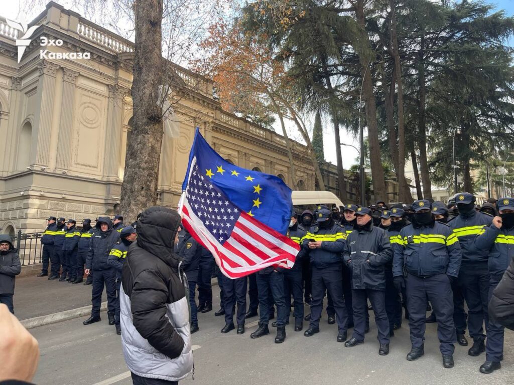 У Грузії Зурабішвілі залишила президентський палац, поліція почала зачистку протестувальників (ФОТО, ВІДЕО) 10