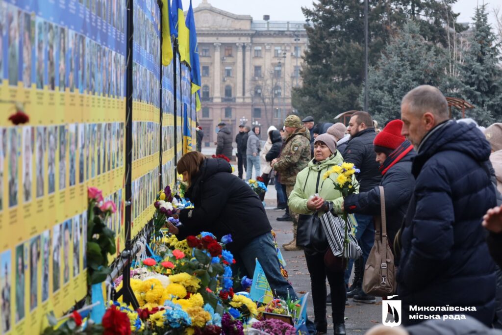 У Миколаєві в День ЗСУ вшанували воїнів, які віддали своє життя за незалежність України (ФОТО) 16