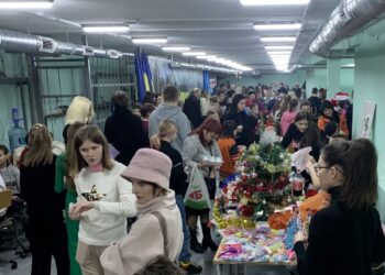 Миколаївська гімназія провела Благодійний ярмарок в укритті, щоб зібрати кошти для ЗСУ (ФОТО)