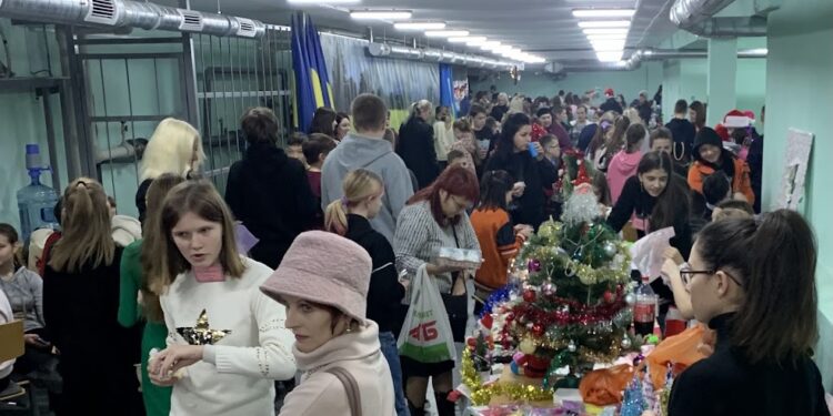 Миколаївська гімназія провела Благодійний ярмарок в укритті, щоб зібрати кошти для ЗСУ (ФОТО)