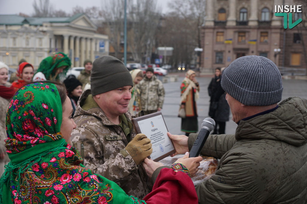 Різдвяний тролейбусний спецрейс - у Миколаєві студенти з військовим оркестром дають міні-концерти на зупинках (ФОТО, ВІДЕО) 18