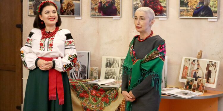 «Оберіг жіночої долі» – у Миколаєві відкрилась фотовиставка, присвячена українській хустці (ФОТО)