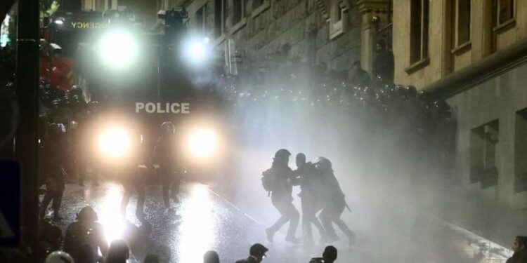 “Ви, європейці, любите трхтись у д*пу”, – у Грузії силовики погрожували мітингувальникам насильством