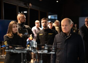 Шольцу в Україні показали виробництво розумних дронів (ФОТО)