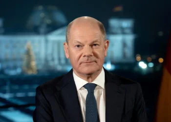 Хоче, але чи зможе? Шольц у привітанні пообіцяв не залишити Україну