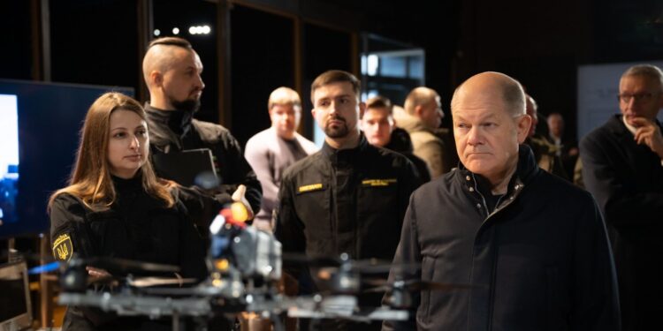 Шольцу в Україні показали виробництво розумних дронів (ФОТО)