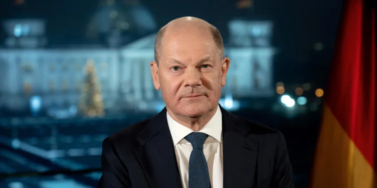 Хоче, але чи зможе? Шольц у привітанні пообіцяв не залишити Україну