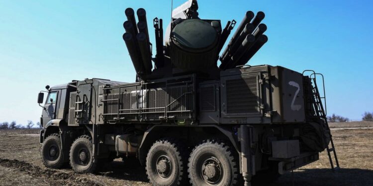 Літак, що впав в Казахстані, був підбитий російським ЗРК “Панцирь” з “аналоговнєтною” автоматикою, – Defence Express (ФОТО)