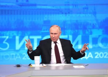 Путін на “прямій лінії” розгорнув прапор бригади, яка катувала людей в Бучі, і сказав, що зараз РФ така, як треба (ФОТО)