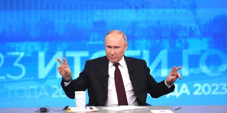 Путін на “прямій лінії” розгорнув прапор бригади, яка катувала людей в Бучі, і сказав, що зараз РФ така, як треба (ФОТО)