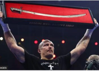 Що означає шабля Мазепи, яку підняв після перемоги Усик, для чого це? (ФОТО)