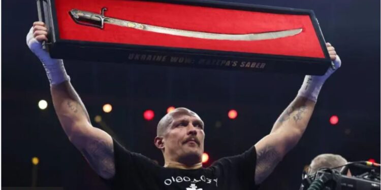 Що означає шабля Мазепи, яку підняв після перемоги Усик, для чого це? (ФОТО)
