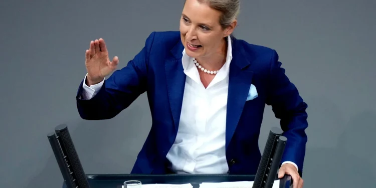 В Німеччині ультраправа АдН висунула кандидатку в канцлери – вона лесбійка, але проти шлюбу